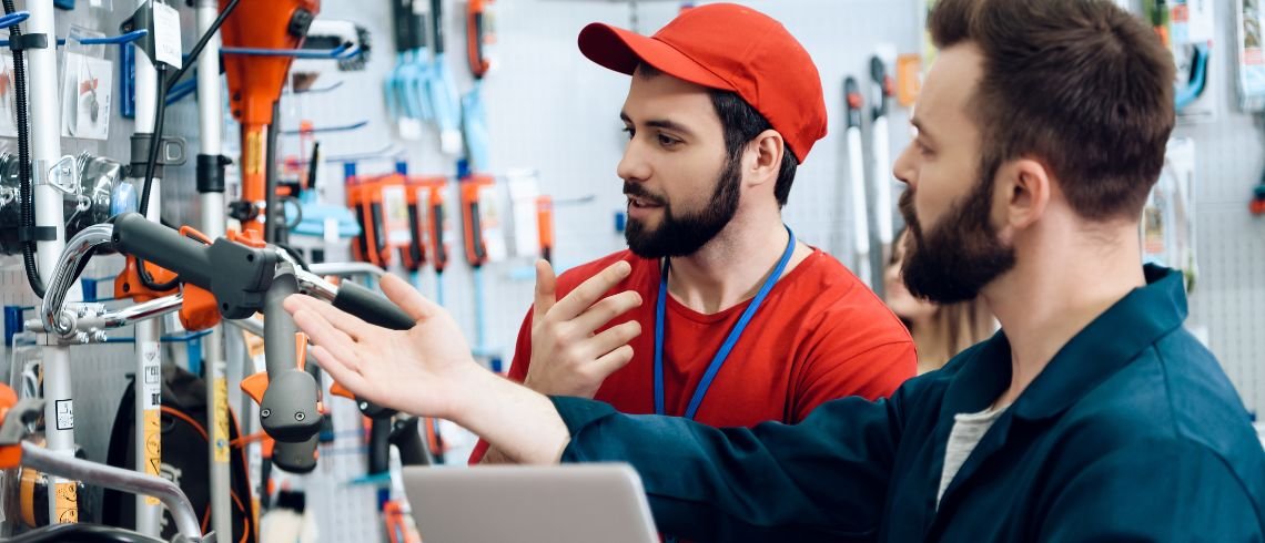 Atención personalizada en el mostrador de Aline Industrial